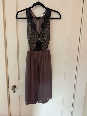 Sleeveless Lace-Trim Midi Dress in Mauve with Keyhole back